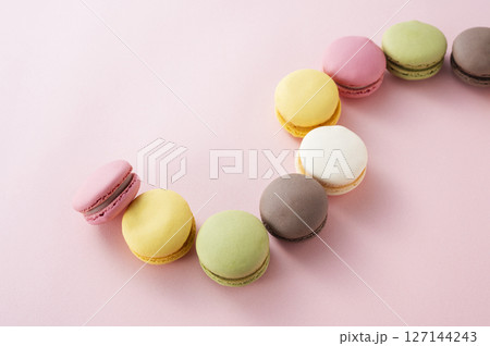 カラフルなマカロン カラフルなマカロン 127144243