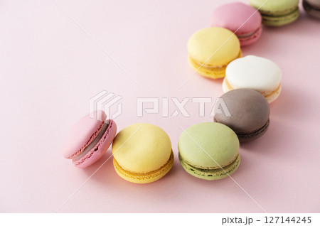 カラフルなマカロン 127144245