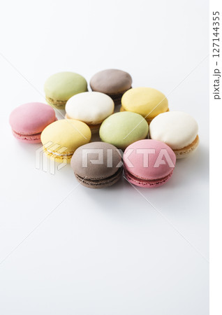 カラフルなマカロン 127144355