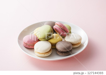 カラフルなマカロン 127144393