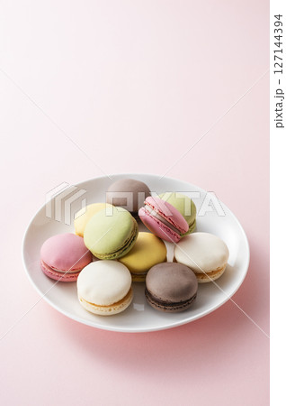 カラフルなマカロン 127144394