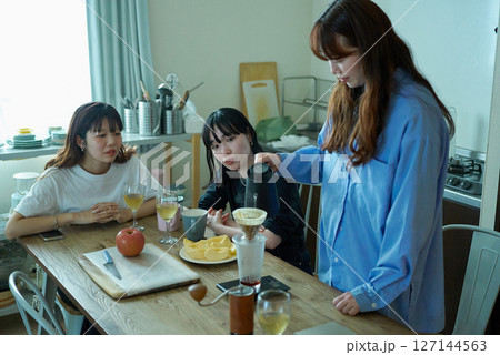 部屋でコーヒーを淹れて楽しむ女性たち 部屋でコーヒーを淹れて楽しむ女性たち 127144563