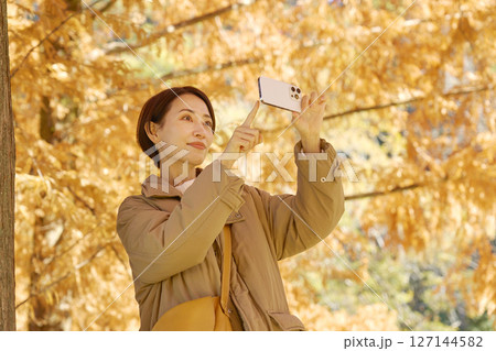 紅葉の動画をスマホで撮影する女性 ミドルエイジ 紅葉の動画をスマホで撮影する女性 ミドルエイジ 127144582
