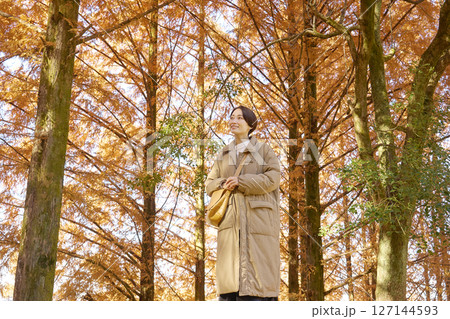 紅葉の中を散歩する女性　ミドルエイジ 127144593