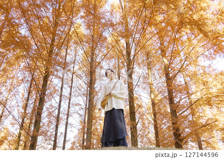 紅葉の中を散歩する女性　ミドルエイジ 127144596