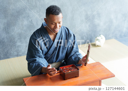 日本食を食べる外国人観光客 日本食を食べる外国人観光客 127144601