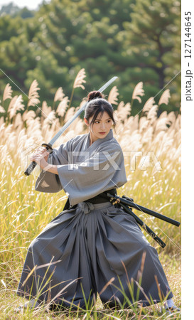ススキ野原で剣術を練習する女性侍 127144645