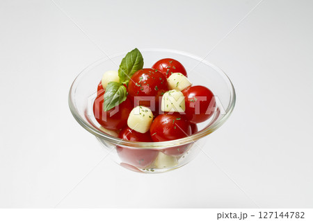ガラスの器に盛り付けたプチトマトのカプレーゼ ガラスの器に盛り付けたプチトマトのカプレーゼ 127144782