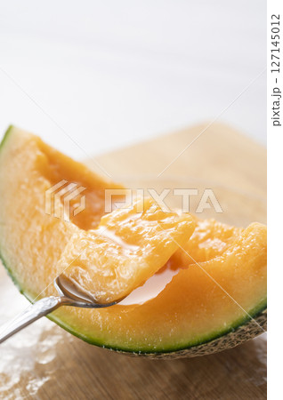 ジューシーなメロンを食べる 127145012