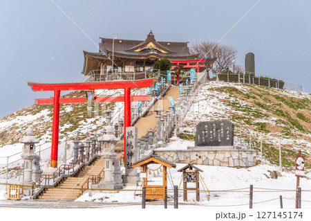 「青森県」ウミネコ繁殖地　蕪島神社の冬景色　八戸市 127145174