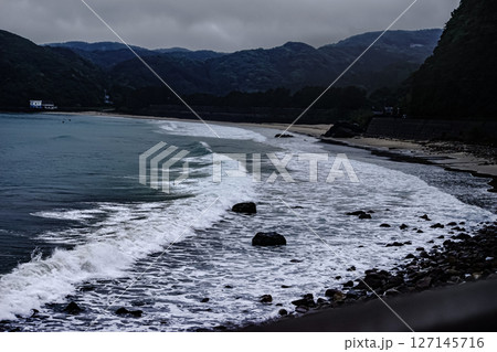 <五島の風景>荒れた夜明けの浜辺の風景 <五島の風景>荒れた夜明けの浜辺の風景 127145716