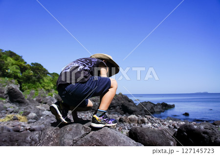 ＜素材＞海岸へ磯遊びにきている小学生 127145723
