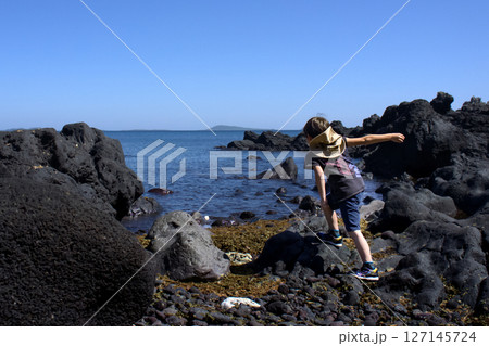 ＜素材＞海岸へ磯遊びにきている小学生 127145724