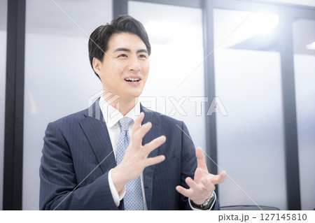 転職の面談や面接、昇進の面談などのビジネスイメージ スーツを着た若い男性 転職の面談や面接、昇進の面談などのビジネスイメージ スーツを着た若い男性 127145810