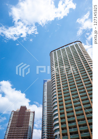 タワーマンションのある都市風景　d-1 127145825