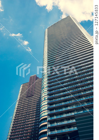 タワーマンションのある都市風景　e-3 暖色寒色強調 127145833