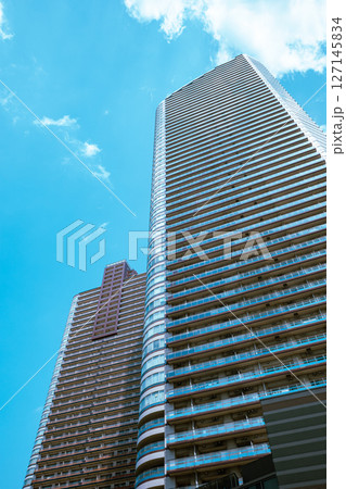 タワーマンションのある都市風景　e-4 ライトカラー 127145834
