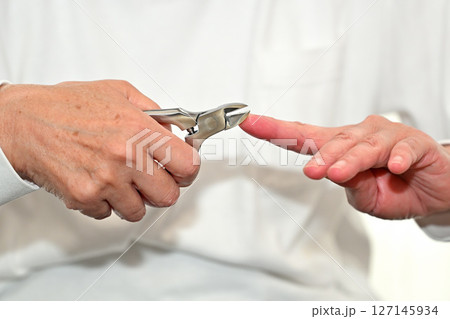 爪を切るシニア 127145934
