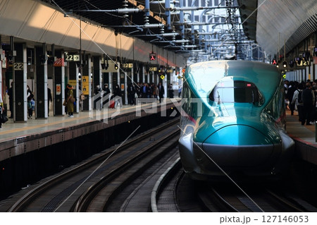 新幹線はやぶさの先頭車両 東京駅を出発する東北新幹線はやぶさ 新幹線はやぶさの先頭車両 東京駅を出発する東北新幹線はやぶさ 127146053