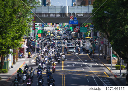 台北・涼州街周辺の交通渋滞【台湾イメージ】 台北・涼州街周辺の交通渋滞【台湾イメージ】 127146135