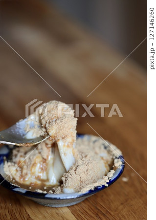 きな粉と甘ダレをかけたジーマーミ豆腐の箸あげ 127146260