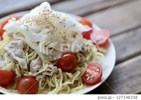 酢玉葱とミニトマトと豚肉の冷やしラーメン 酢玉葱とミニトマトと豚肉の冷やしラーメン 127146338