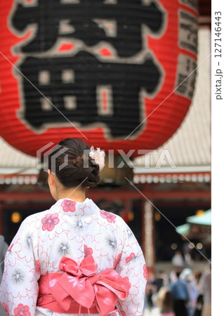 浴衣を着た女性の後ろ姿　着物姿の女性 127146443