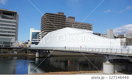 静岡県沼津市の街並み(塗装工事中の御成橋) 静岡県沼津市の街並み(塗装工事中の御成橋) 127146449