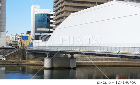 静岡県沼津市の街並み（塗装工事中の御成橋） 127146450