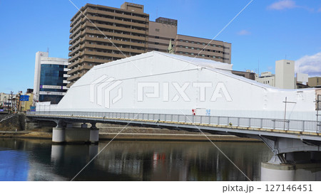 静岡県沼津市の街並み（塗装工事中の御成橋） 127146451