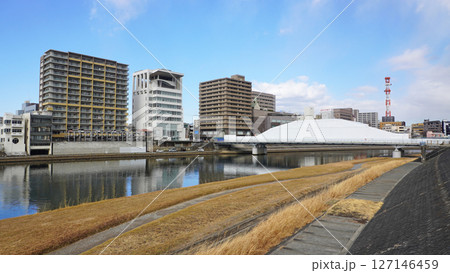 静岡県沼津市の街並み（塗装工事中の御成橋） 127146459