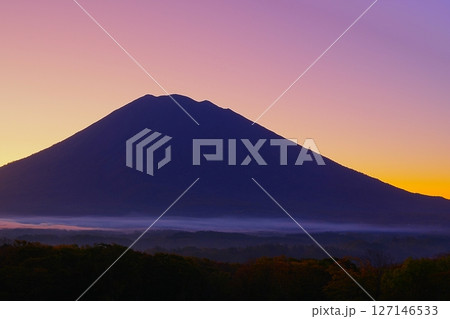 朝焼け空を背景にした北海道ニセコ町から見た後方羊蹄山西麓の景色　Ver2 127146533