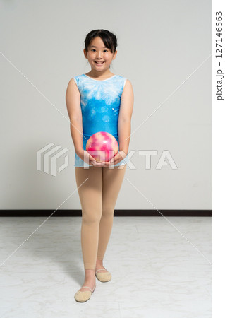 体操に挑戦する元気な女の子 127146563