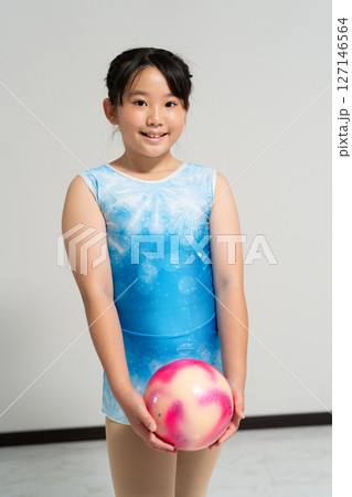 体操に挑戦する元気な女の子 127146564