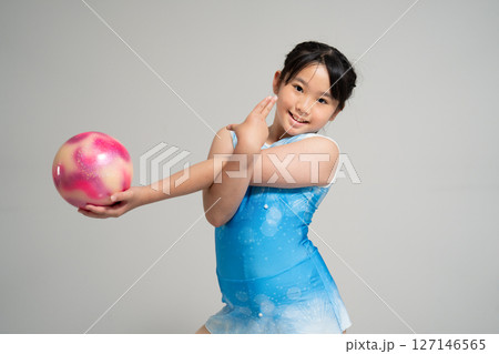 体操に挑戦する元気な女の子 127146565