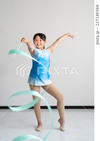 体操に挑戦する元気な女の子 127146569