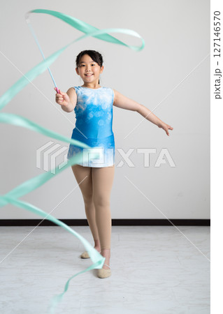 体操に挑戦する元気な女の子 体操に挑戦する元気な女の子 127146570