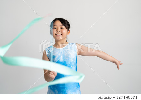 体操に挑戦する元気な女の子 127146571