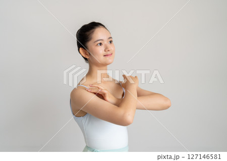 若い女性のバレエレッスン 127146581