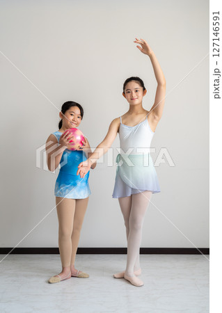 バレエと新体操の女性2人 127146591