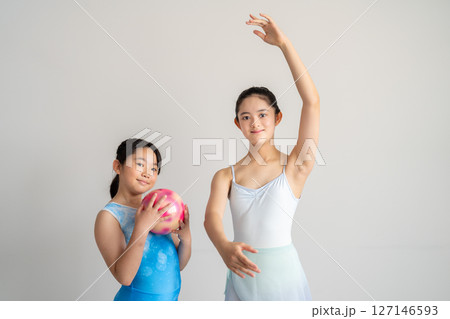 バレエと新体操の女性2人 127146593