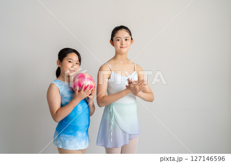 バレエと新体操の女性2人 127146596
