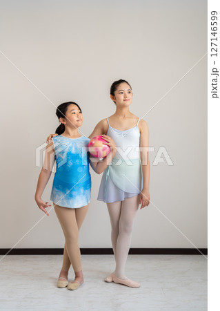 バレエと新体操の女性2人 127146599