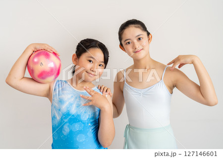 バレエと新体操の女性2人 127146601