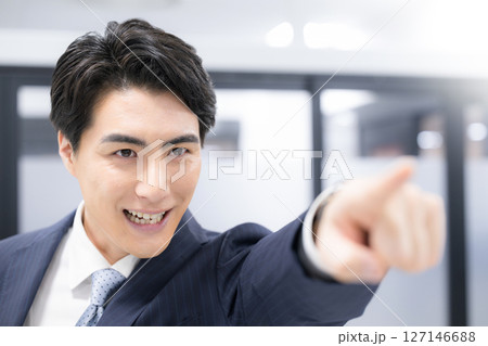 目標や成功、合格などを指を差すスーツを着た男性のビジネスシーン　未来や希望などのイメージ 127146688