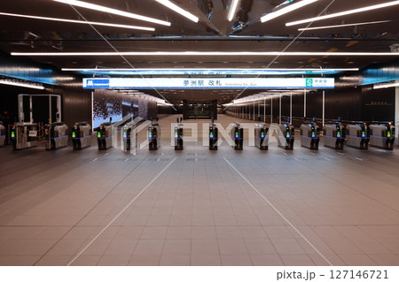 夢洲駅の改札口(改札外から中への風景) 夢洲駅の改札口(改札外から中への風景) 127146721