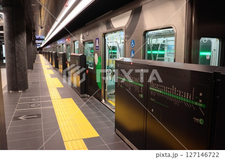 夢洲駅の車両と路線図が描かれた安全ゲート(大阪メトロ中央線) 夢洲駅の車両と路線図が描かれた安全ゲート(大阪メトロ中央線) 127146722