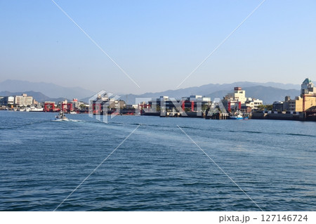 海上から眺めた今治港と今治の町並み（みなと交流センター、今治城の景色） 127146724