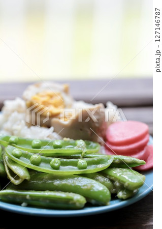 スナップエンドウのレモン麹炒め　野菜のヘルシーご飯 127146787