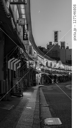 人気の無い夜明けの都橋商店街 人気の無い夜明けの都橋商店街 127146808
